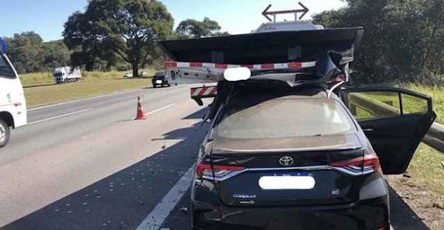 Corolla entra debaixo de guincho na Bandeirantes